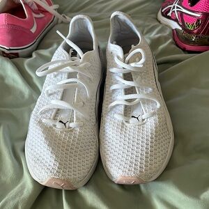 Women’s Puma sneakers size 7
White/pink/black